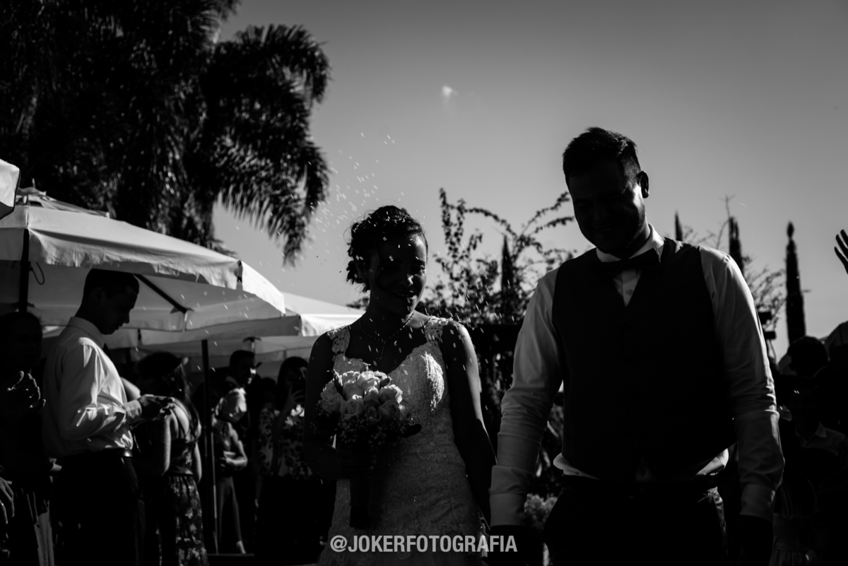 saída dos noivos com chuva de arroz ao ar livre