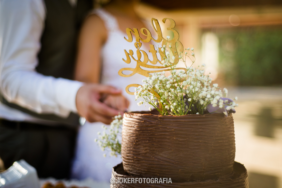 bolo de casamento diferente com topo do bolo em mdf com o nome dos noivos