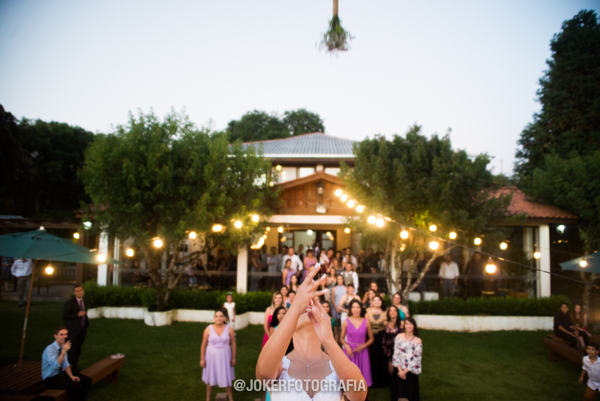 varal de luzes no casamento diy com lâmpadas amarelas