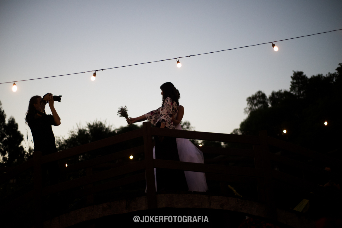 fotógrafos de casamento em curitiba e varal de lâmpadas para casamento folk