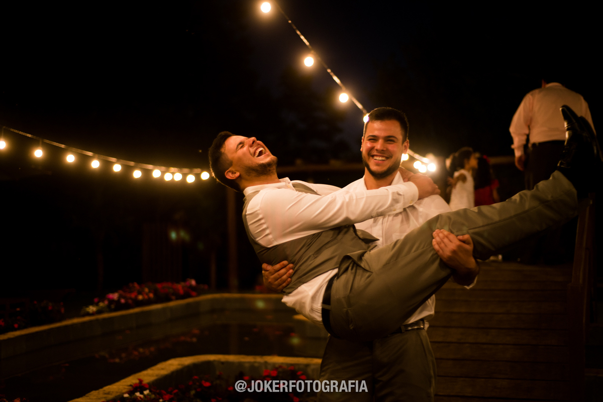 fotógrafo faz retrato divertido do noivo com irmão gêmeo fotos descontraídas e espontâneas