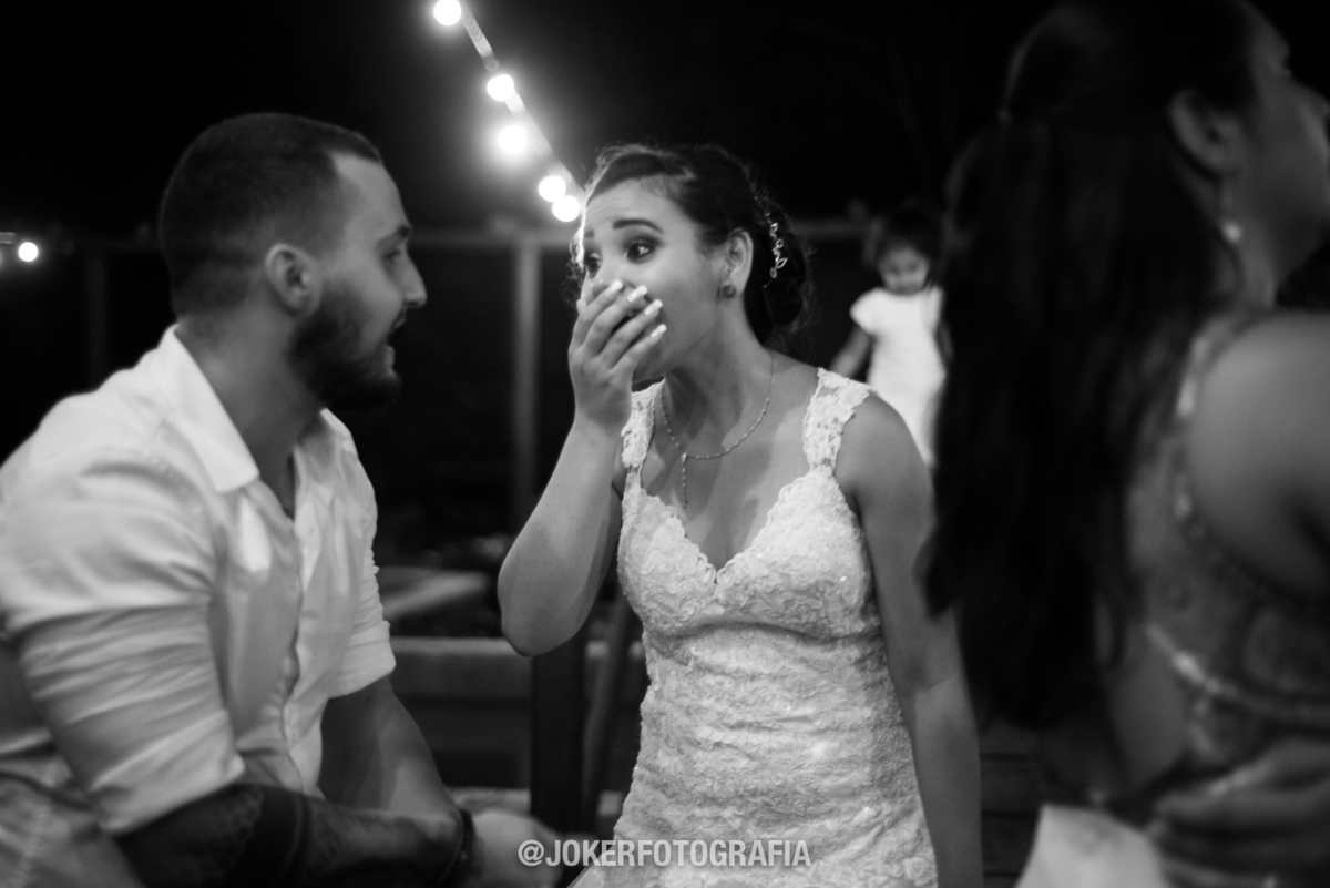 fotógrafo faz fotos espontâneas em cobertura documental do casamento