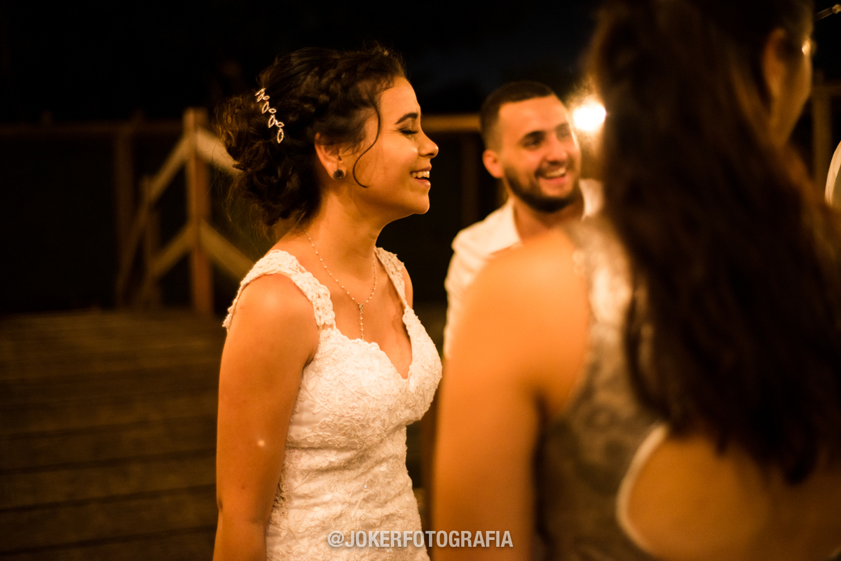 noiva se diverte na festa