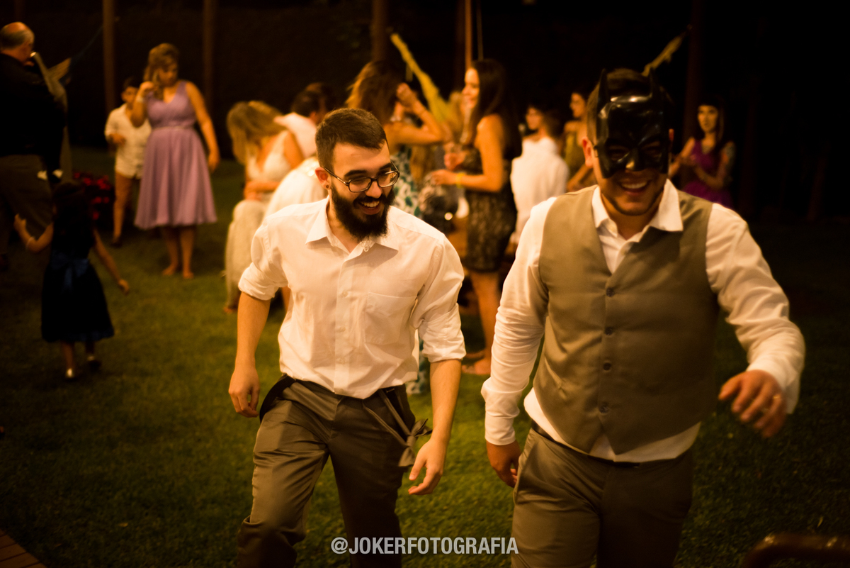 fotógrafo de casamento faz fotos divertidas do noivo e dos padrinhos durante a festa ao ar livre