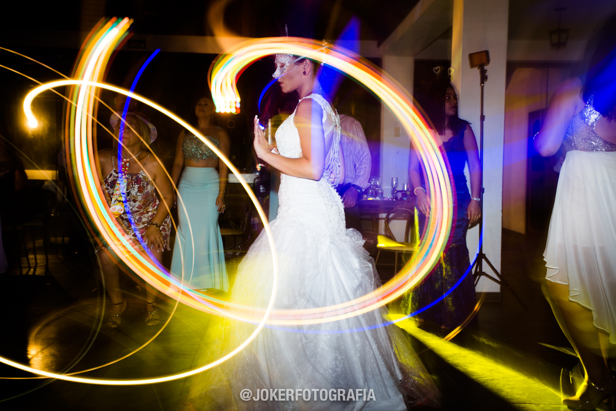 fotos diferentes da festa com luzes efeito bebado light painting na fotografia de casamento