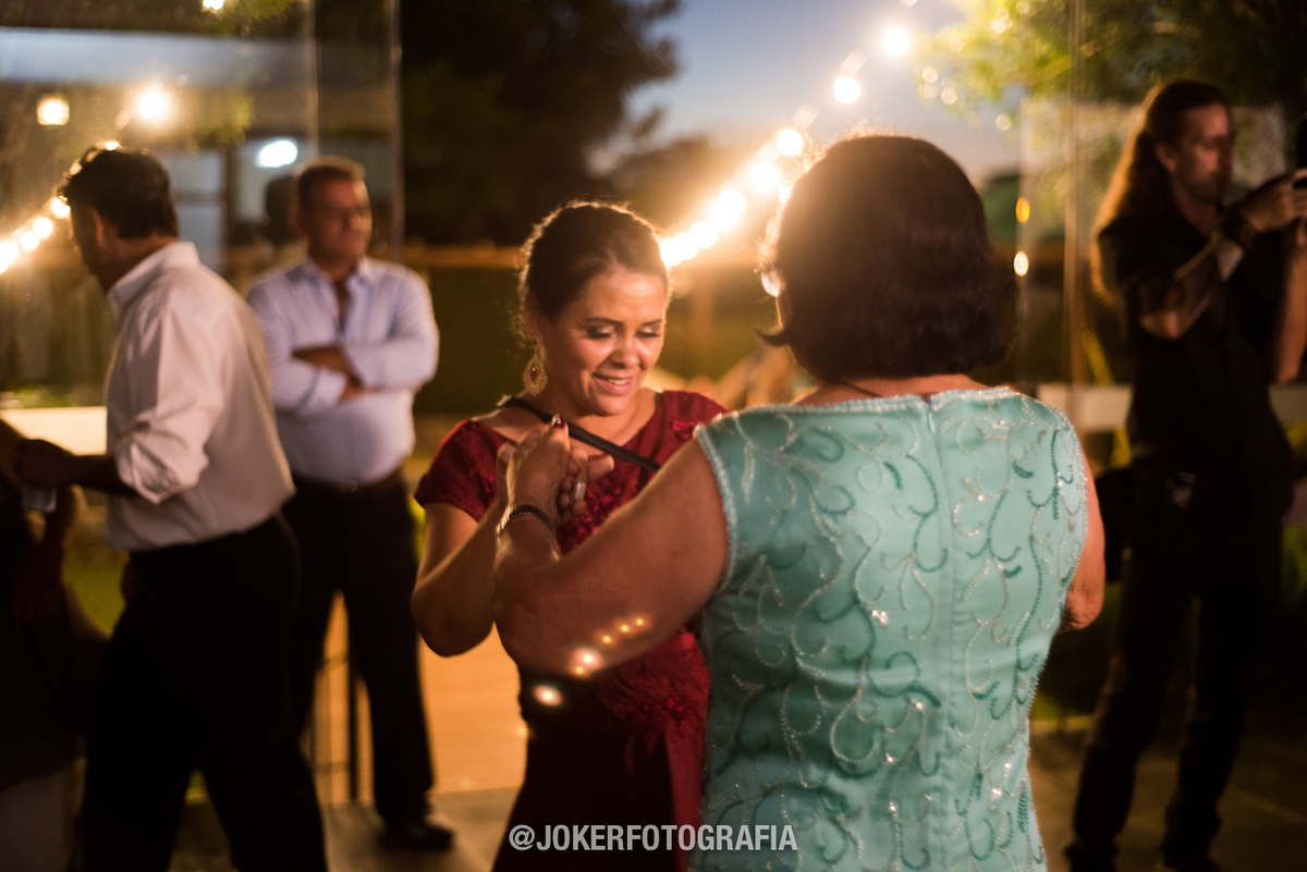 mãe da noiva e avó da noiva dançando no casamento