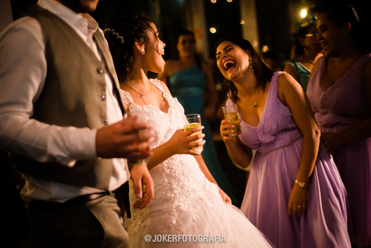 irmã da noiva em retrato descontraído de fotografia documental no casamento