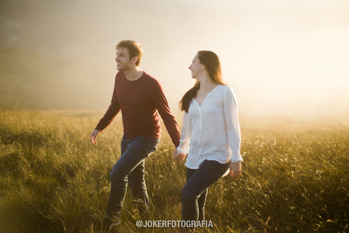 ensaio de casal fazendo trilha no morro dos perdidos