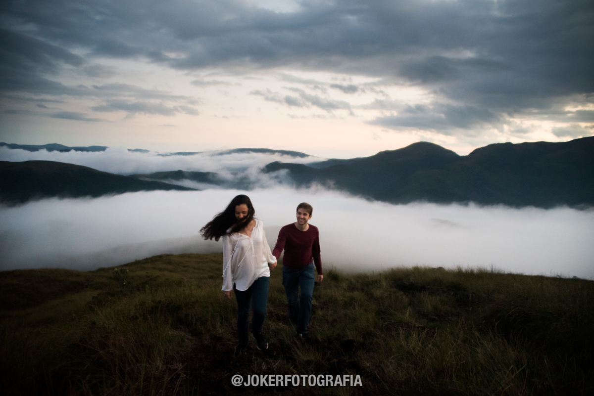 casal de campistas e montanhistas faz ensaio pre-wedding na montanha subindo o morro dos perdidos
