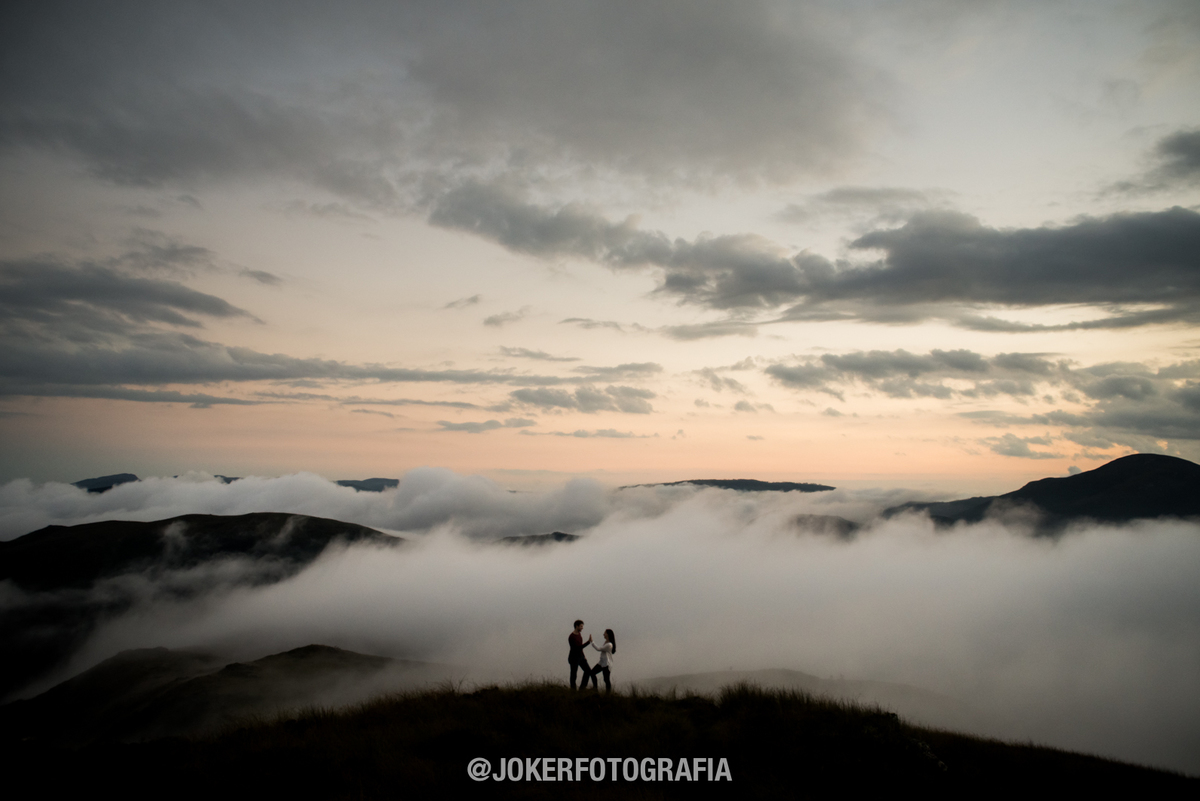 fotógrafo de casamento em curitiba faz ensaio de noivos na montanha