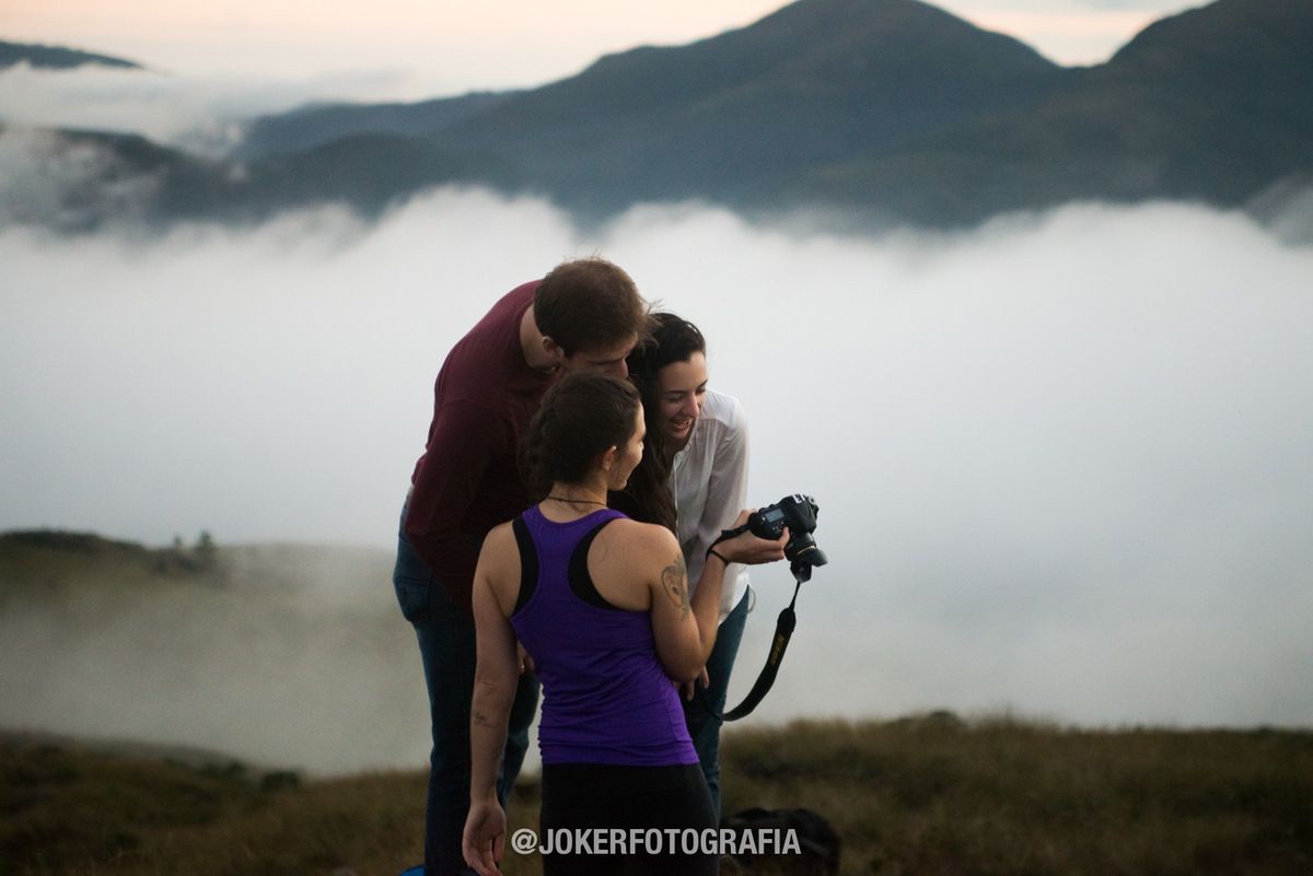 noivos vendo as fotos do casamento
