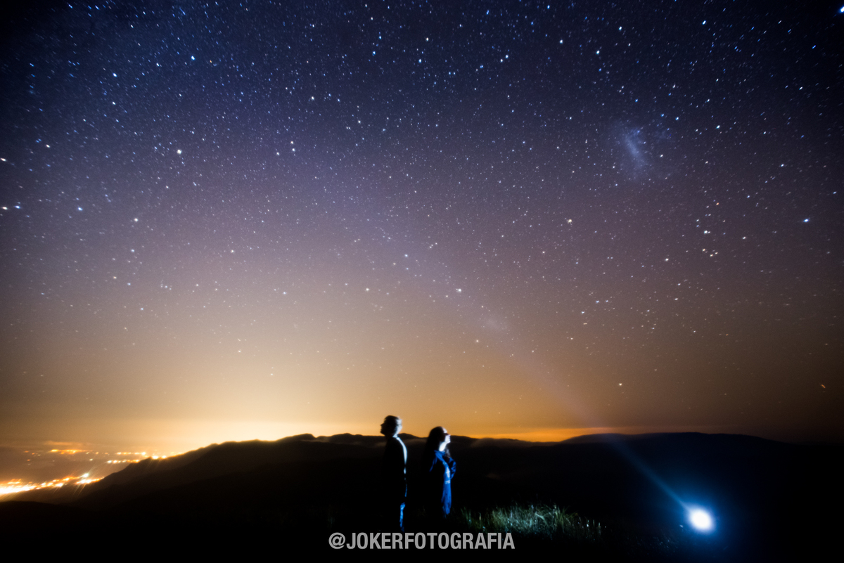 melhores fotógrafos premiados com fotografia de casamento na montanha com céu estrelado