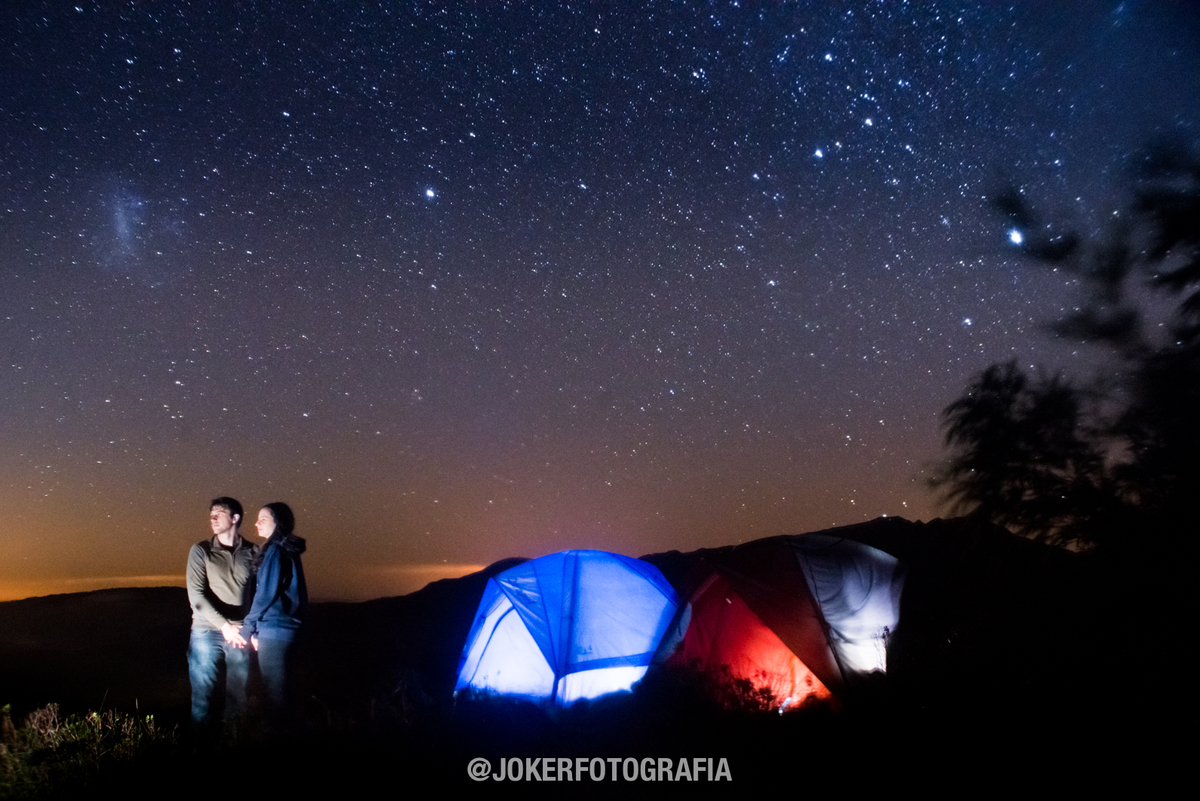 melhores fotógrafos de casamento de curitiba fazem acampamento na montanha para conseguir foto com estrelas