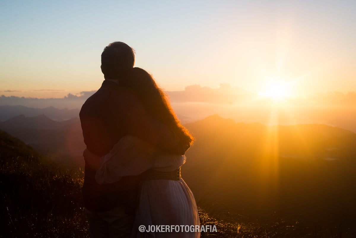 nascer do sol na montanha em ensaio de casal