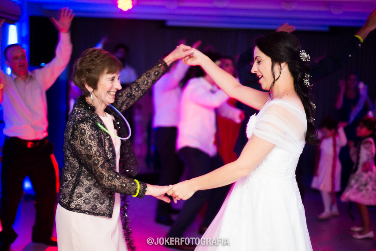 vó da noiva no casamento dançando muito na pista