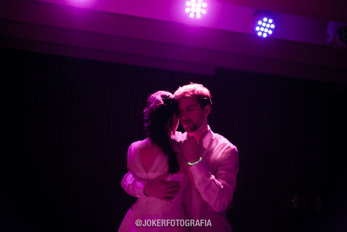 noivos na pista de dança