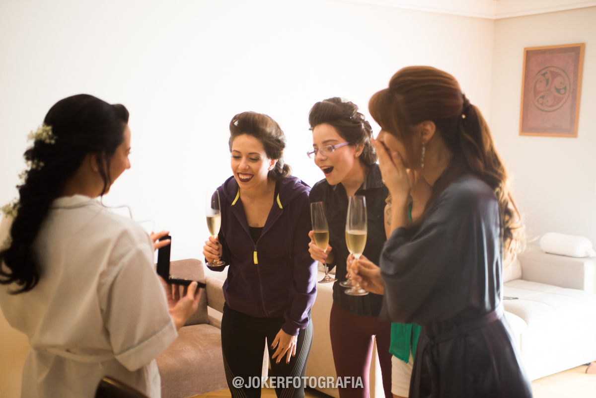 madrinhas da noiva vendo anel de noivado durante o making of