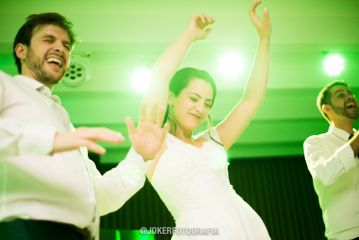 noiva dançando na pista