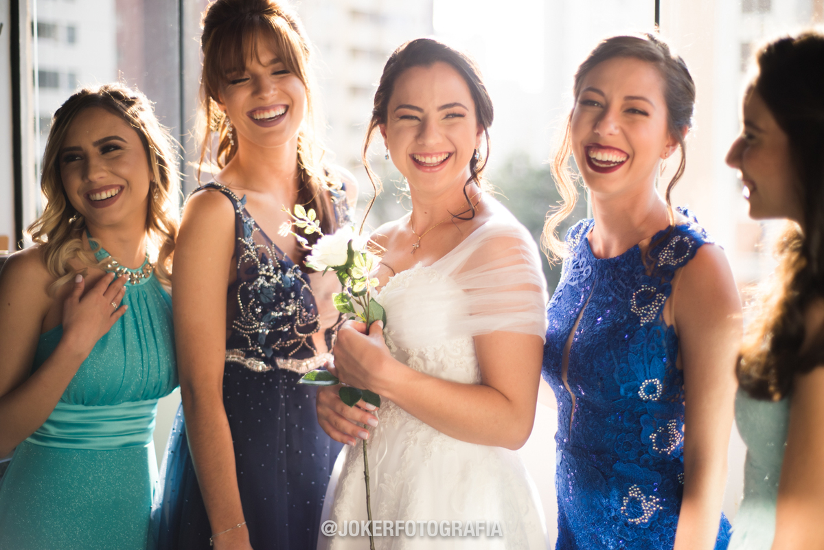 fotógrafo registra as madrinhas da noiva
