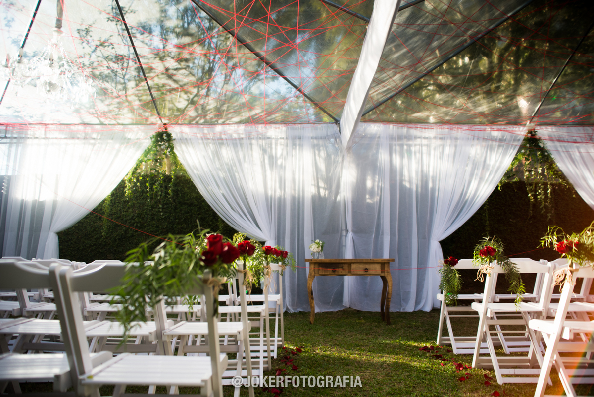 decoração de casamento ao ar livre inspirada na lenda do fio vermelho em evento na casa lia em Curitiba