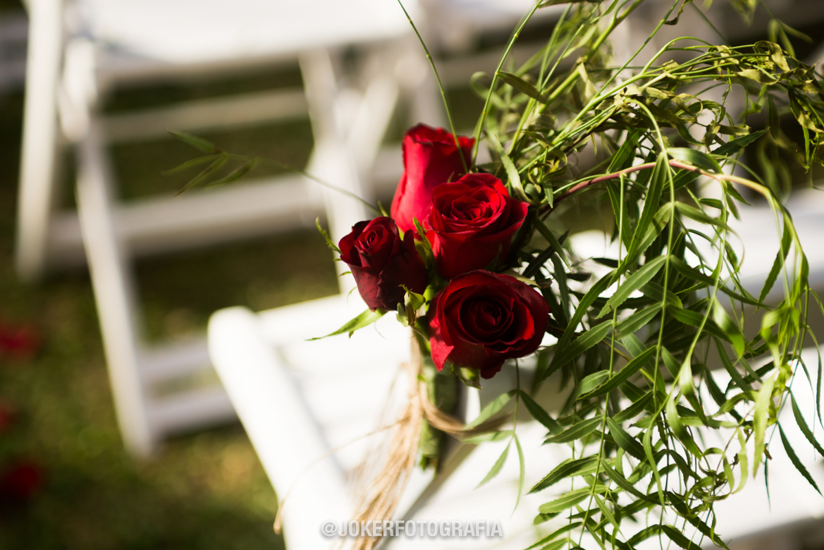 decoração de casamento com rosas para cerimônia ao ar livre