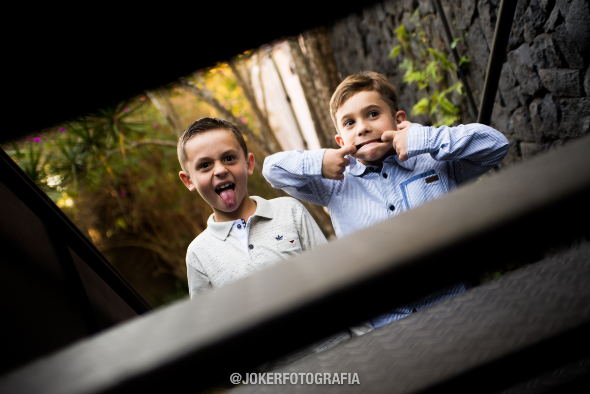 fotógrafo documental registra as crianças no dia do casamento