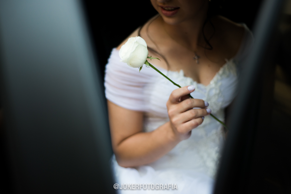 idéias para noiva sem buquê: levar um botão de rosa branca