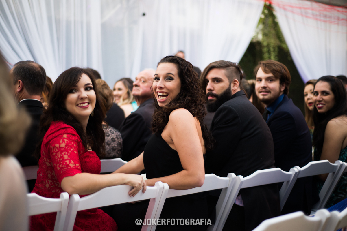 fotógrafo capta reação das amigas na entrada da noiva