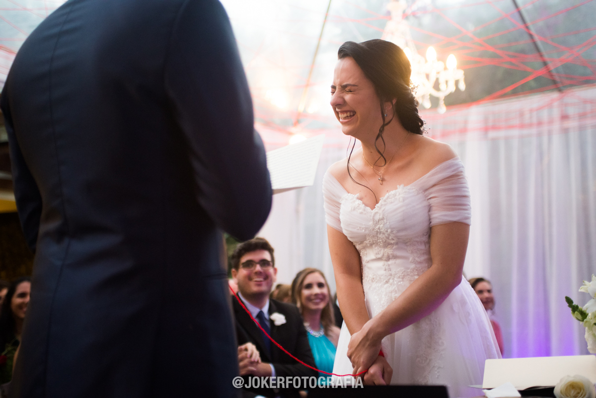 fotógrafo de casamento em curitiba capta reação da noiva emocionada durante os votos