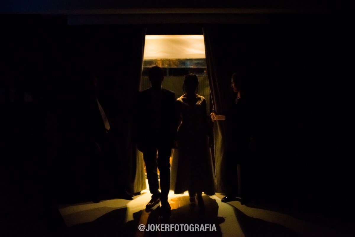 entrada dos noivos misteriosa com a luz apagada