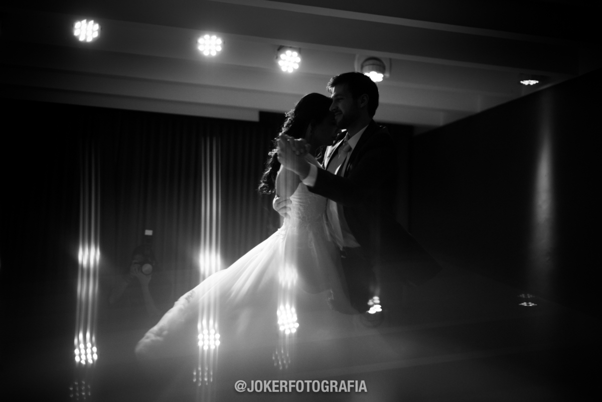 fotógrafo de casamento faz fotos diferentes e emocionantes da dança dos noivos