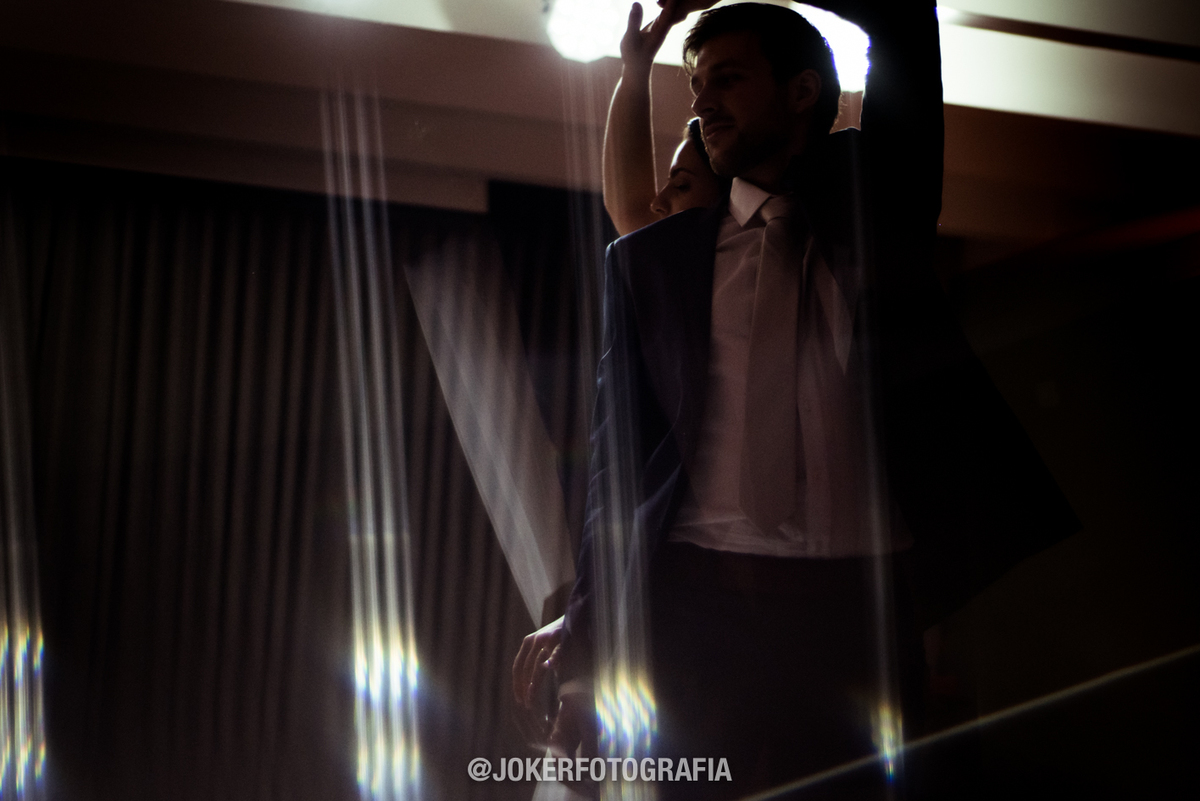 noivos dão show de dança apresentando um bolero romântico