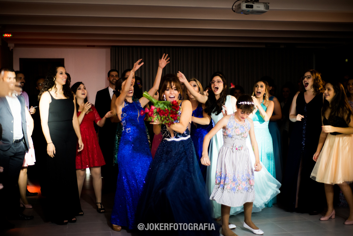 noiva jogando o buquê