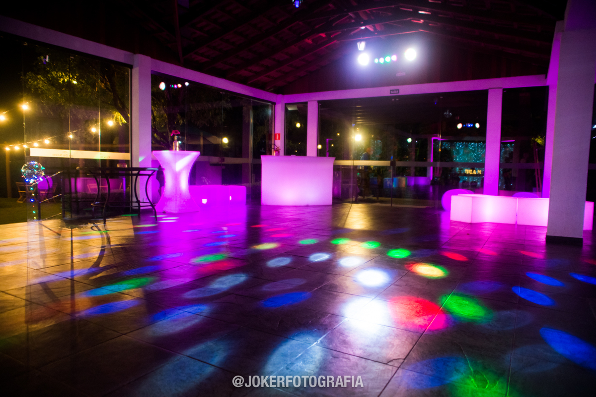 dj e iluminação em curitiba e locação de mobiliário neon para festa de 15 anos
