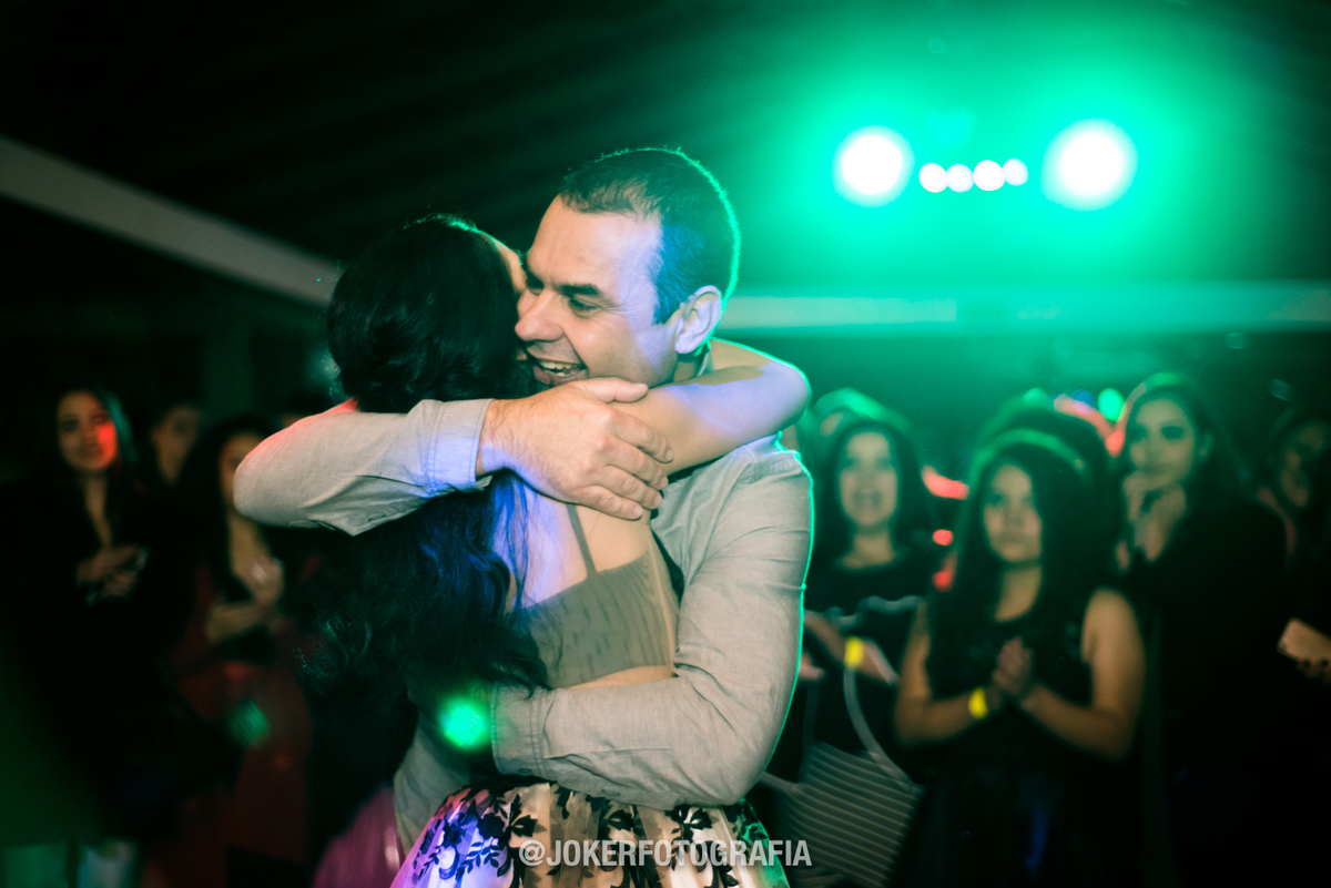 abraço do pai na festa de 15 anos