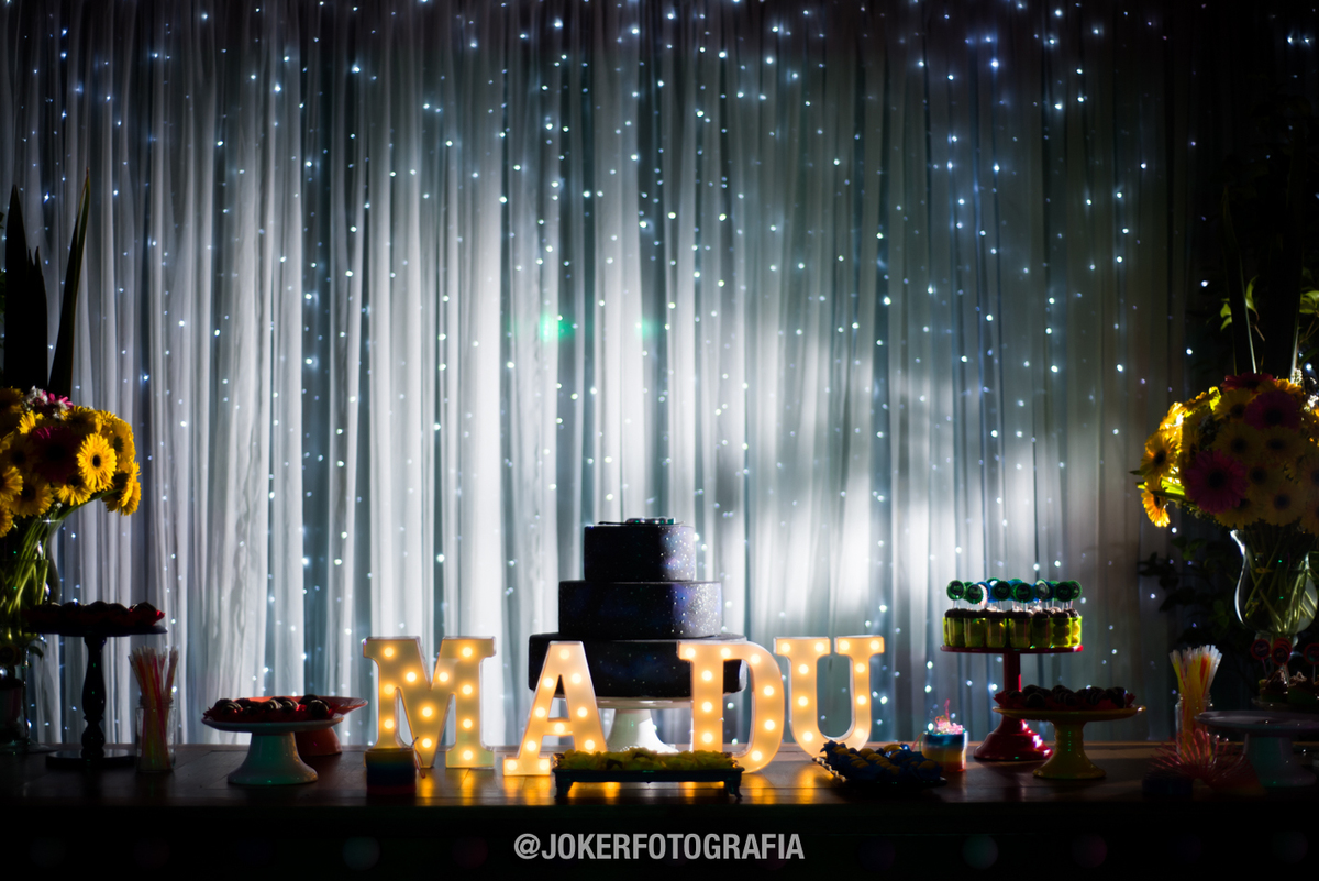 decoração de festa de 15 anos tema neon galáxia universo 