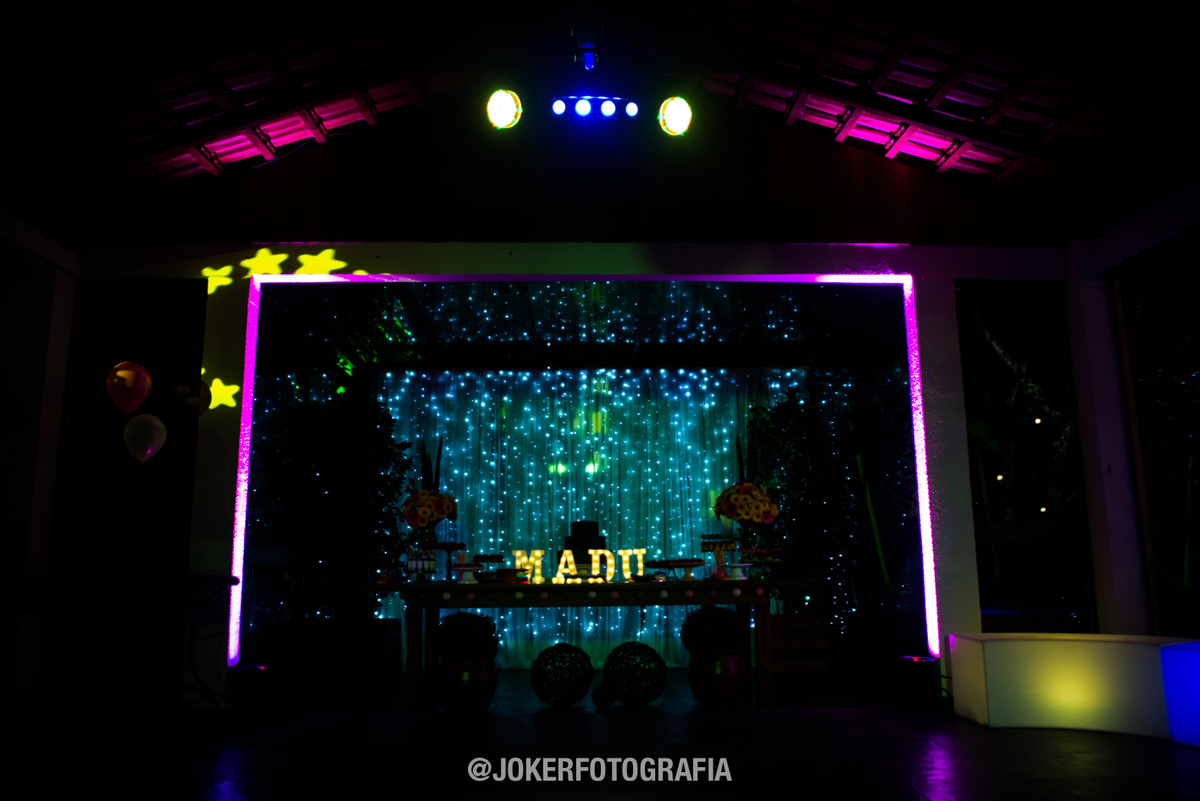 decoração de festa de 15 anos tema neon galáxia universo 