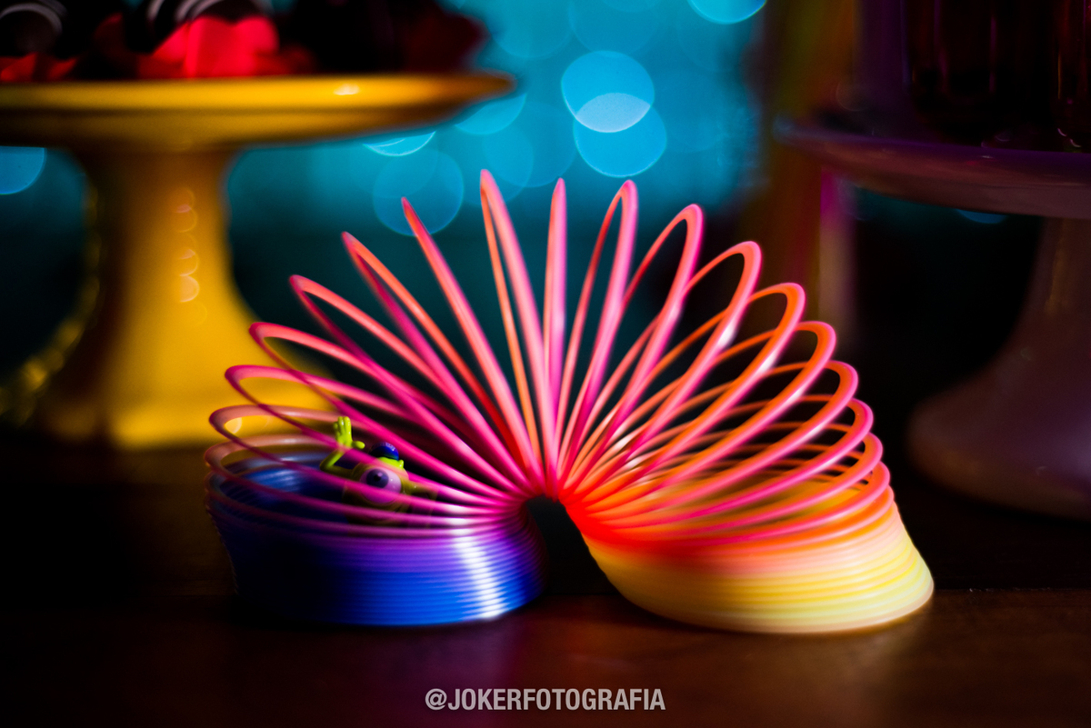 brinquedos do monstros s.a. e mola maluca na decoração de festa de 15 anos diy