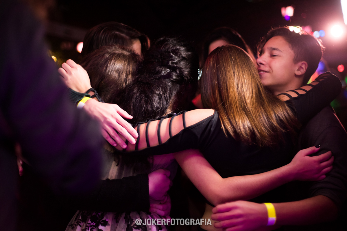 melhores amigos ensaiam dança para apresentar nos 15 anos
