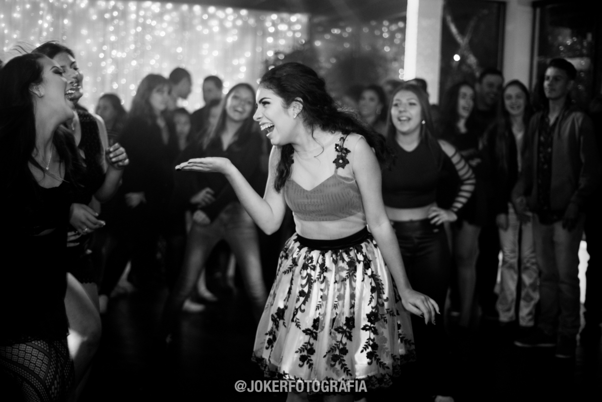 debutante faz apresentação de street dance no dia dos 15 anos