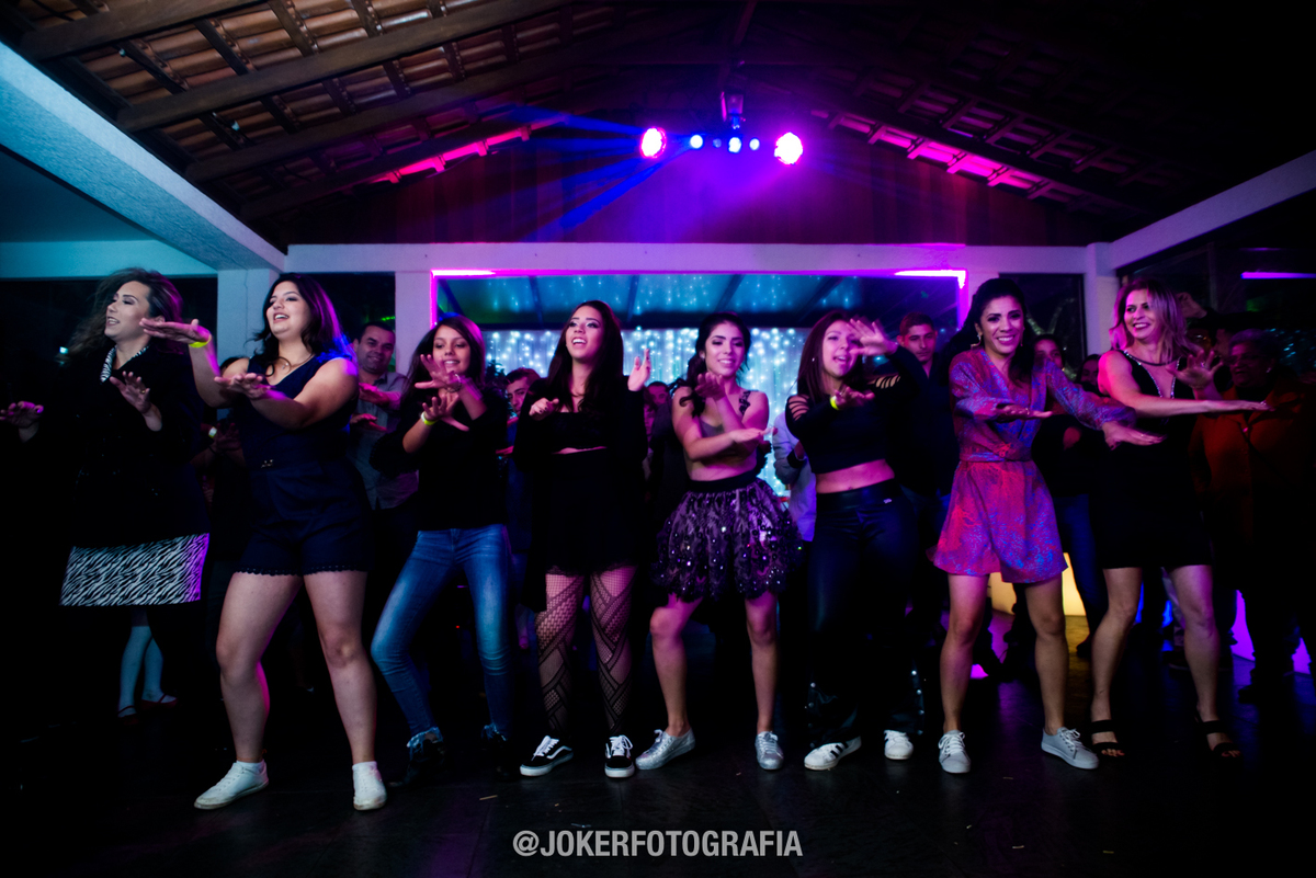 debutante faz apresentação de street dance no dia dos 15 anos
