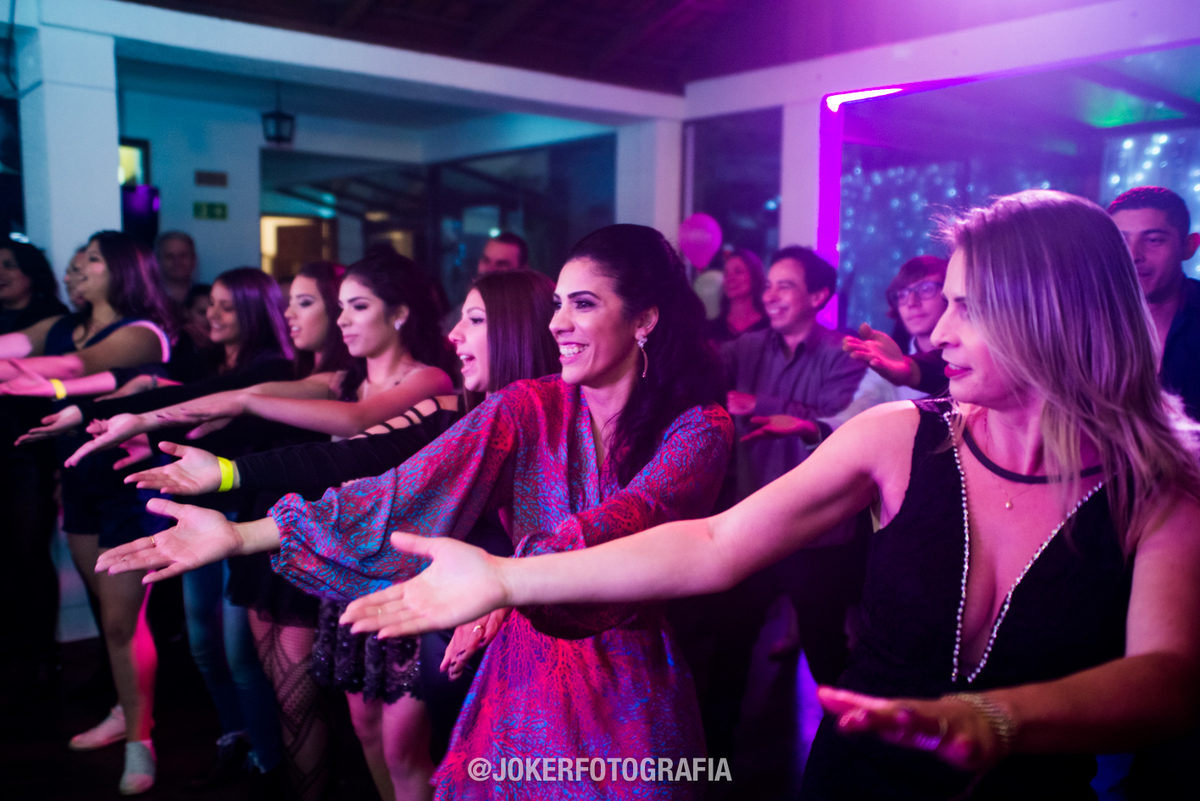 debutante faz apresentação de dança com os pais no dia dos 15 anos