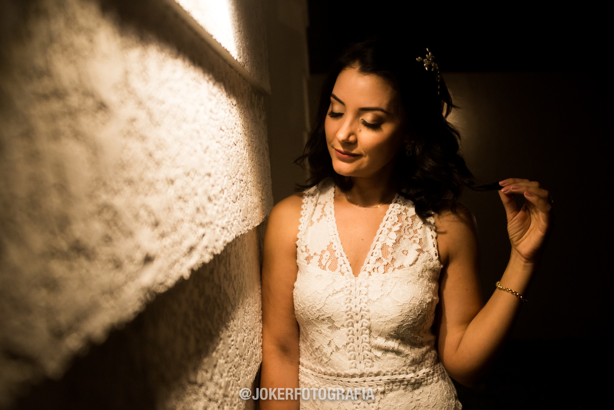 fotógrafo de casamento em curitiba fotografa a noiva em casa