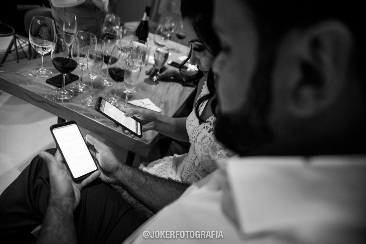 noivos atualizando o status do facebook para casados