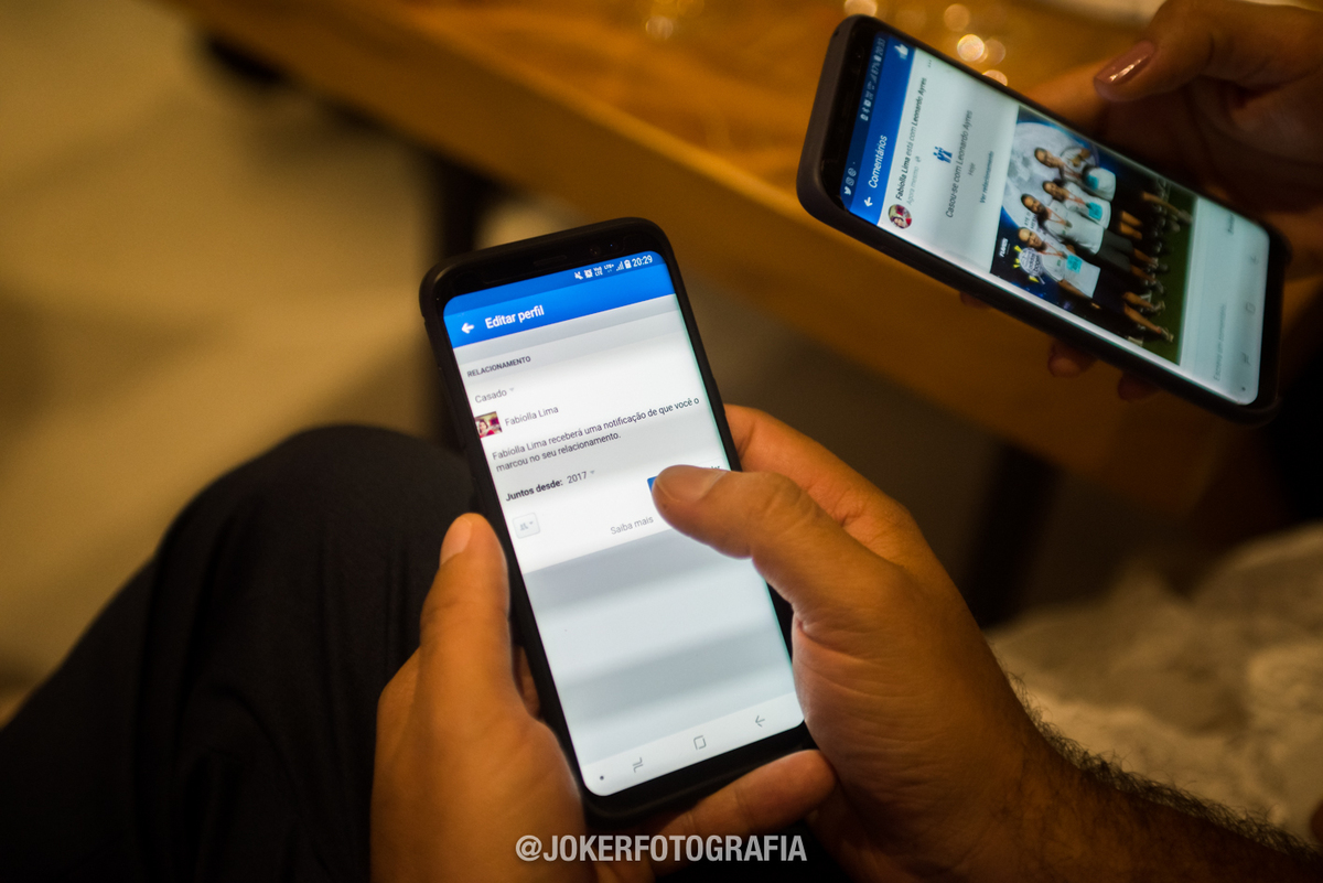 noivos atualizando o status do facebook para casados