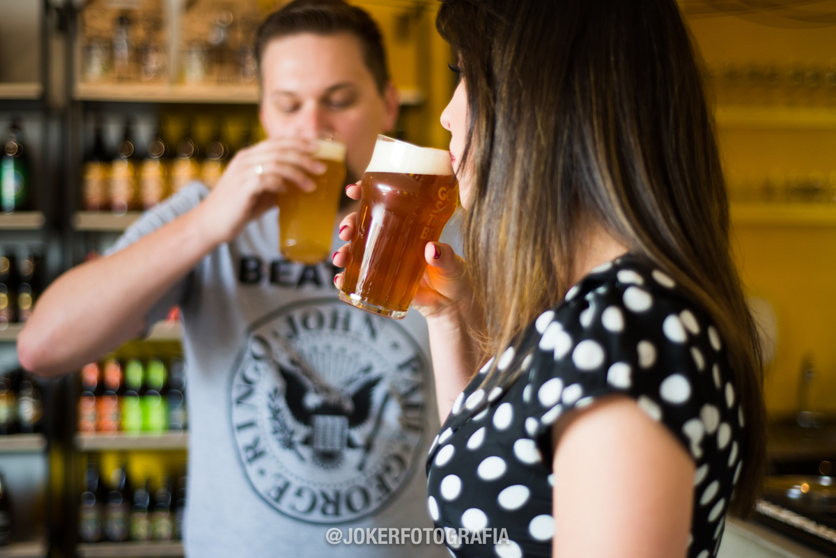 noiva que ama cerveja artesanal faz ensaio pre wedding no bar