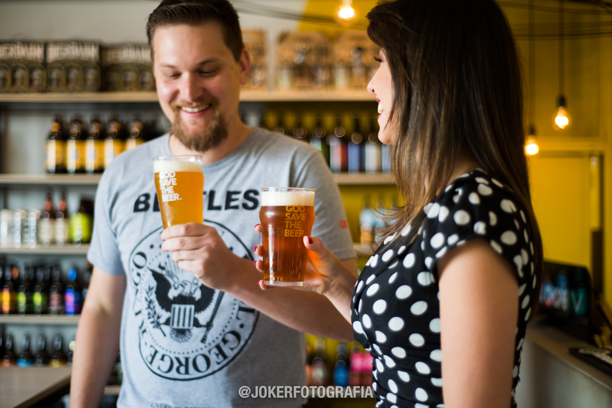 ensaio de casal com cerveja artesanal