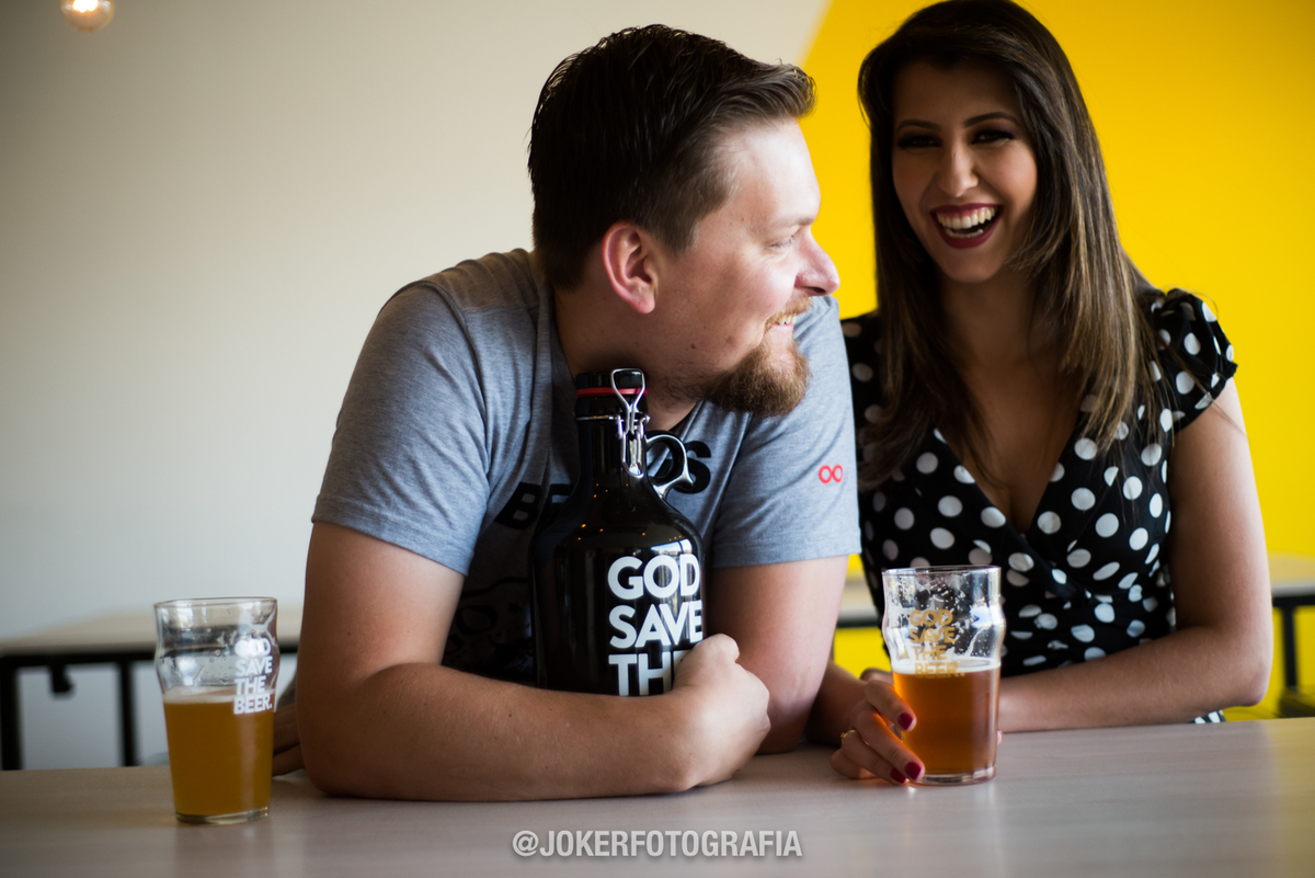 noivos que amam cerveja fazem ensaio tematico em cervejaria artesanal