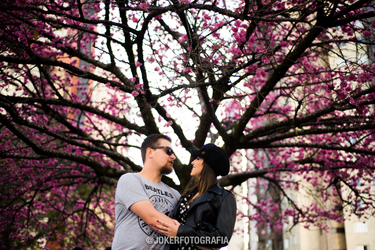 ensaio de casal na praça do japão em curitiba com cerejeiras floridas