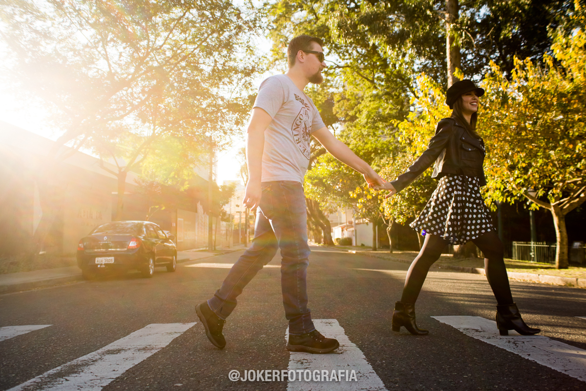 ensaio de casal tematico beatles abbey road foto na faixa de pedestres